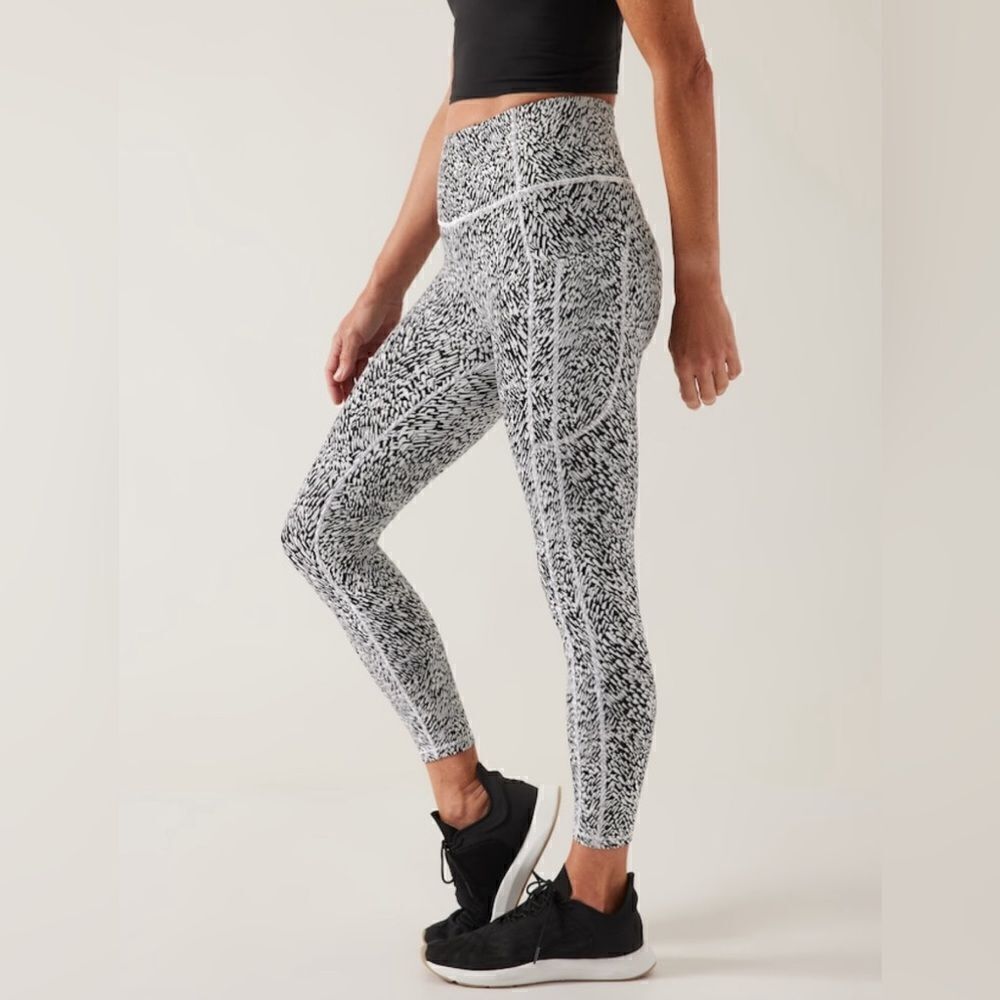 Athleta Ultimate Stash Textured 7/8 Tight - Picture 3 of 14